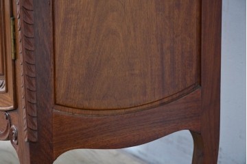 中古　花梨(カリン)無垢材　オリエンタルデザインの彫刻入りキュリオケース　(R-086713)