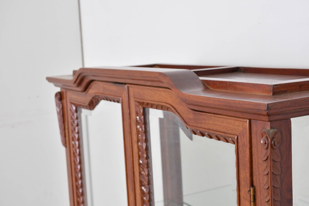 中古　花梨(カリン)無垢材　オリエンタルデザインの彫刻入りキュリオケース　(R-086713)