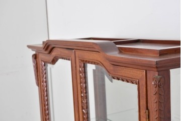 中古　花梨(カリン)無垢材　オリエンタルデザインの彫刻入りキュリオケース　(R-086713)