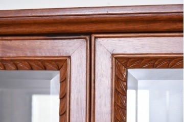 中古　花梨(カリン)無垢材　オリエンタルデザインの彫刻入りキュリオケース　(R-086713)