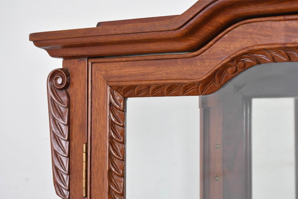 中古　花梨(カリン)無垢材　オリエンタルデザインの彫刻入りキュリオケース　(R-086713)