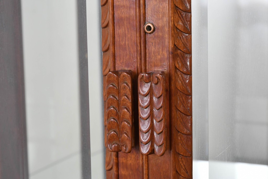 中古　花梨(カリン)無垢材　オリエンタルデザインの彫刻入りキュリオケース　(R-086713)