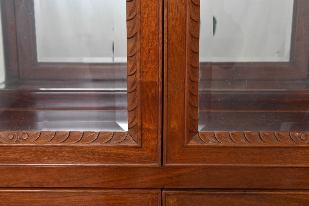 中古　花梨(カリン)無垢材　オリエンタルデザインの彫刻入りキュリオケース　(R-086713)