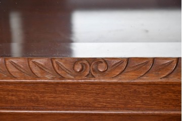 中古　花梨(カリン)無垢材　オリエンタルデザインの彫刻入りキュリオケース　(R-086713)