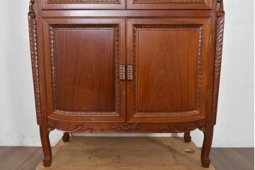 中古　花梨(カリン)無垢材　オリエンタルデザインの彫刻入りキュリオケース　(R-086713)