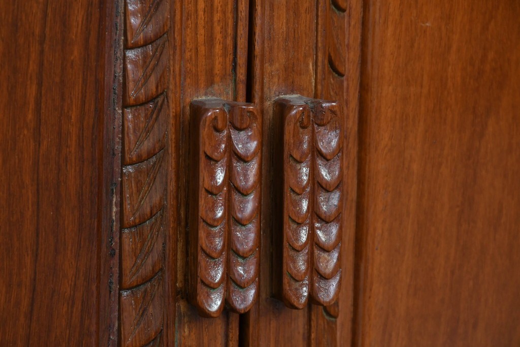 中古　花梨(カリン)無垢材　オリエンタルデザインの彫刻入りキュリオケース　(R-086713)