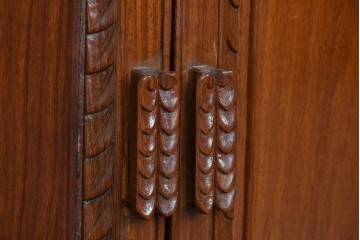 中古　花梨(カリン)無垢材　オリエンタルデザインの彫刻入りキュリオケース　(R-086713)