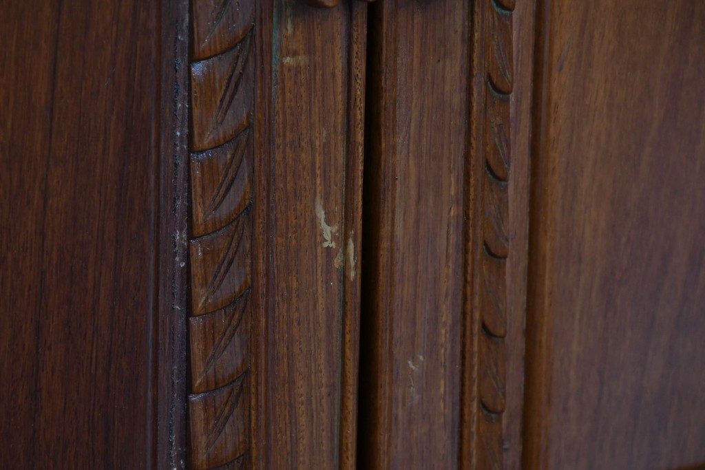 中古　花梨(カリン)無垢材　オリエンタルデザインの彫刻入りキュリオケース　(R-086713)