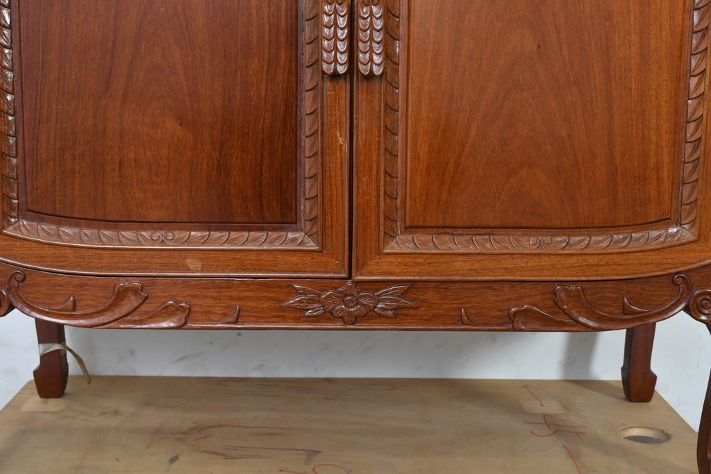 中古　花梨(カリン)無垢材　オリエンタルデザインの彫刻入りキュリオケース　(R-086713)