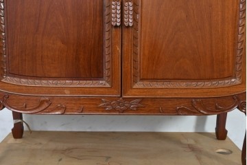 中古　花梨(カリン)無垢材　オリエンタルデザインの彫刻入りキュリオケース　(R-086713)