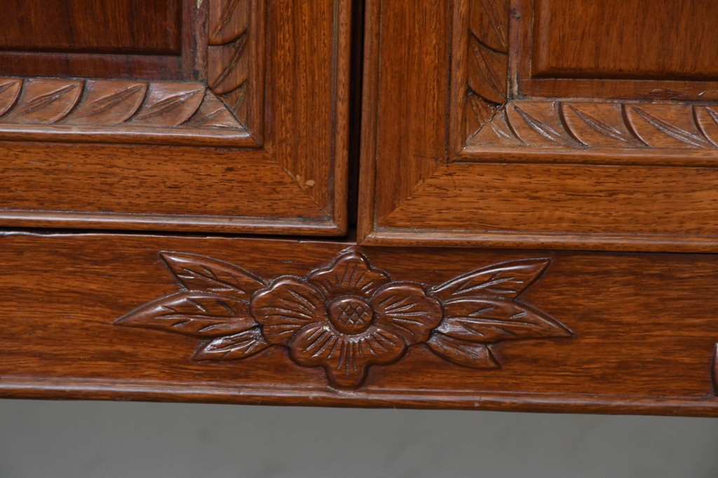 中古　花梨(カリン)無垢材　オリエンタルデザインの彫刻入りキュリオケース　(R-086713)