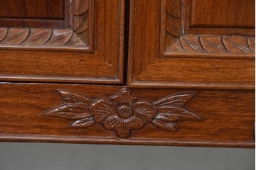 中古　花梨(カリン)無垢材　オリエンタルデザインの彫刻入りキュリオケース　(R-086713)