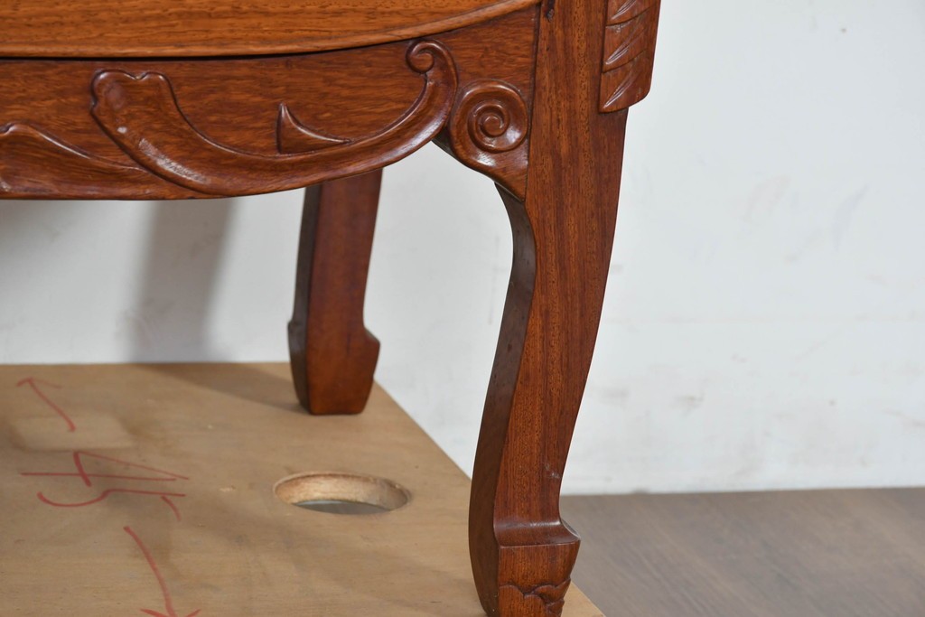 中古　花梨(カリン)無垢材　オリエンタルデザインの彫刻入りキュリオケース　(R-086713)