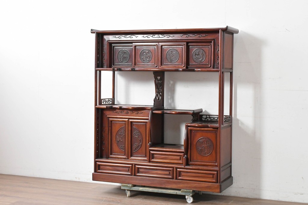 和製ヴィンテージ　花梨(カリン)材　透かし彫りと草花の彫刻が魅力の飾り棚　(R-086714)