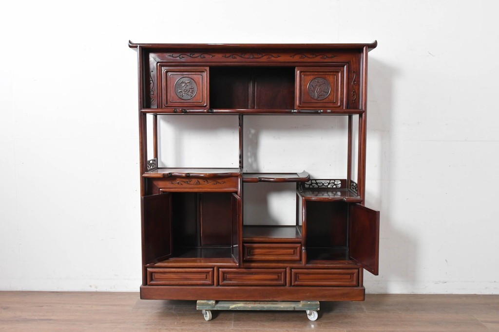 和製ヴィンテージ　花梨(カリン)材　透かし彫りと草花の彫刻が魅力の飾り棚　(R-086714)