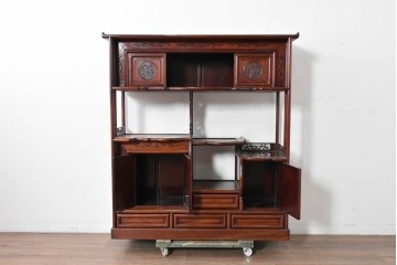 和製ヴィンテージ　花梨(カリン)材　透かし彫りと草花の彫刻が魅力の飾り棚　(R-086714)