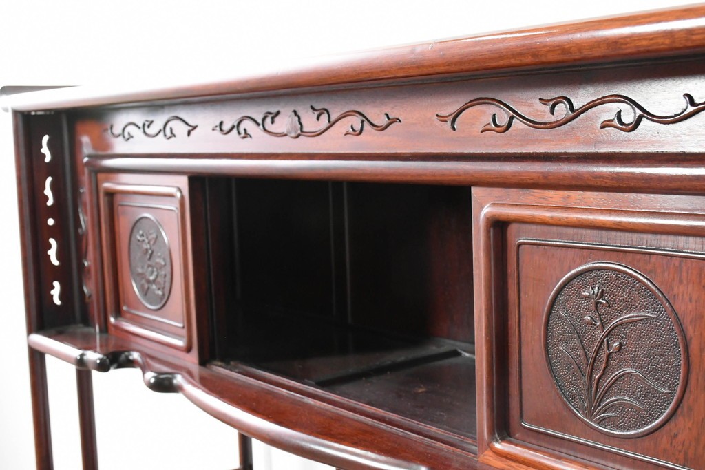 和製ヴィンテージ　花梨(カリン)材　透かし彫りと草花の彫刻が魅力の飾り棚　(R-086714)