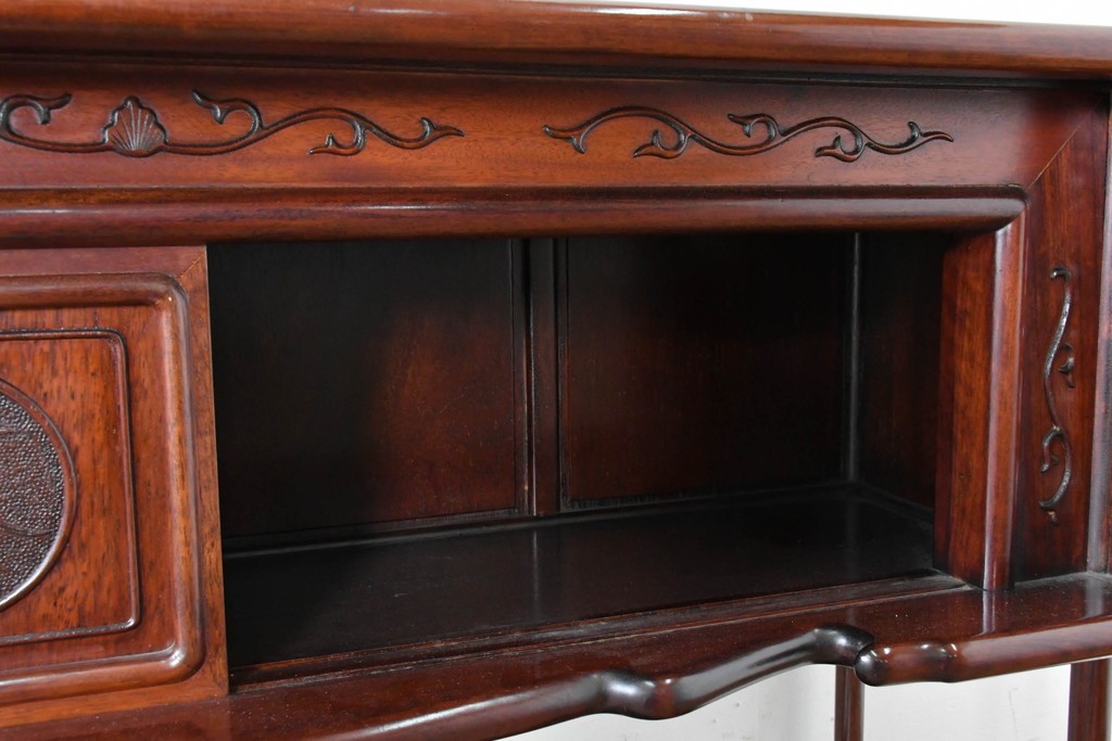 和製ヴィンテージ　花梨(カリン)材　透かし彫りと草花の彫刻が魅力の飾り棚　(R-086714)