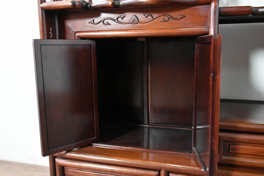 和製ヴィンテージ　花梨(カリン)材　透かし彫りと草花の彫刻が魅力の飾り棚　(R-086714)