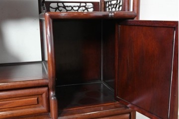 和製ヴィンテージ　花梨(カリン)材　透かし彫りと草花の彫刻が魅力の飾り棚　(R-086714)