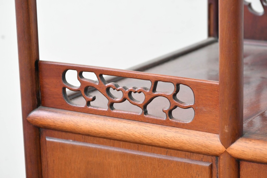 和製ヴィンテージ　花梨(カリン)材　透かし彫りと草花の彫刻が魅力の飾り棚　(R-086714)