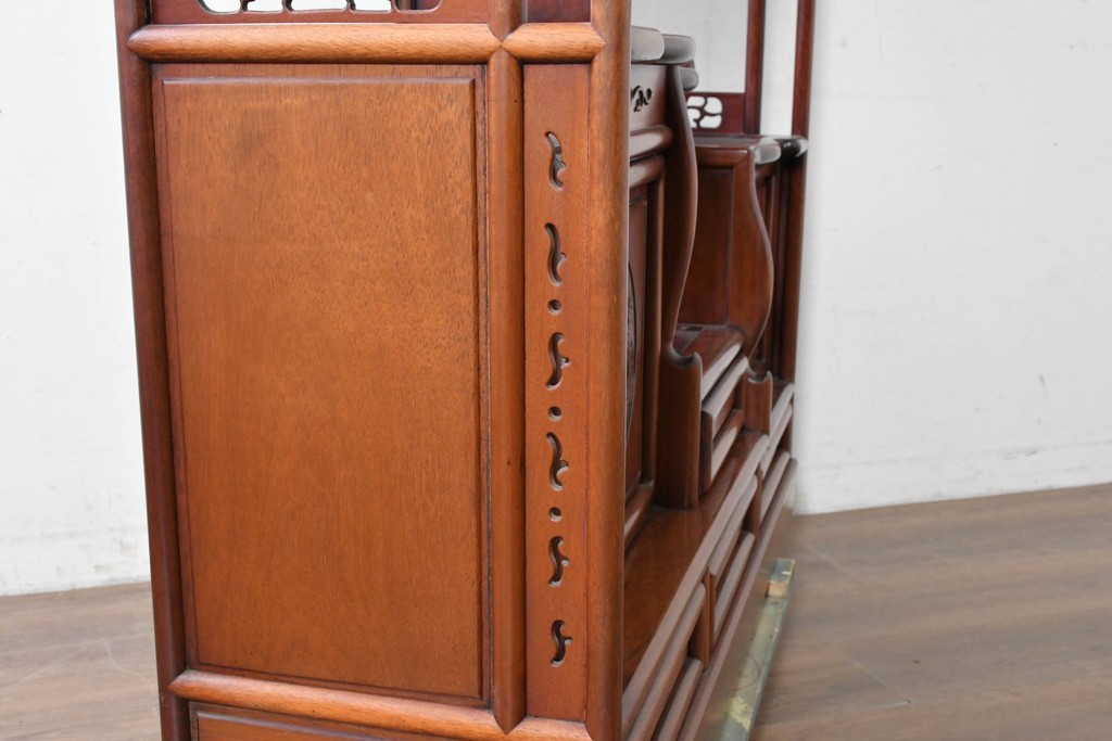 和製ヴィンテージ　花梨(カリン)材　透かし彫りと草花の彫刻が魅力の飾り棚　(R-086714)