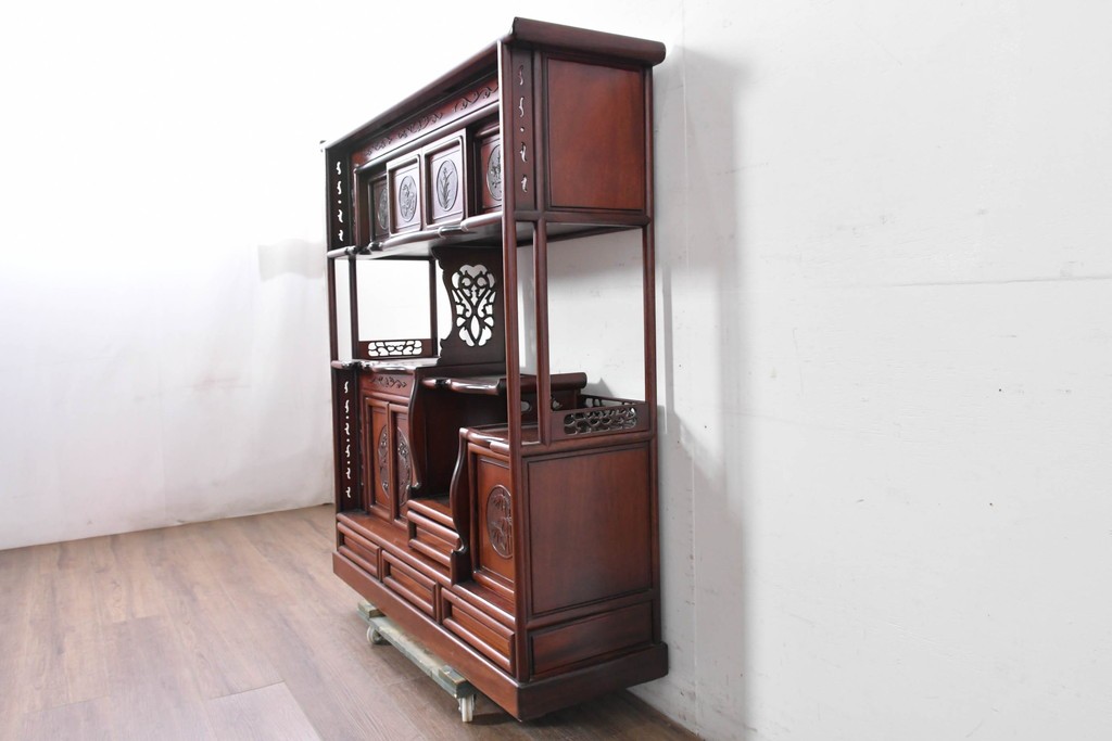 和製ヴィンテージ　花梨(カリン)材　透かし彫りと草花の彫刻が魅力の飾り棚　(R-086714)