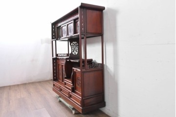 和製ヴィンテージ　花梨(カリン)材　透かし彫りと草花の彫刻が魅力の飾り棚　(R-086714)