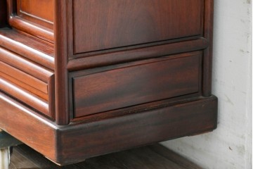 和製ヴィンテージ　花梨(カリン)材　透かし彫りと草花の彫刻が魅力の飾り棚　(R-086714)