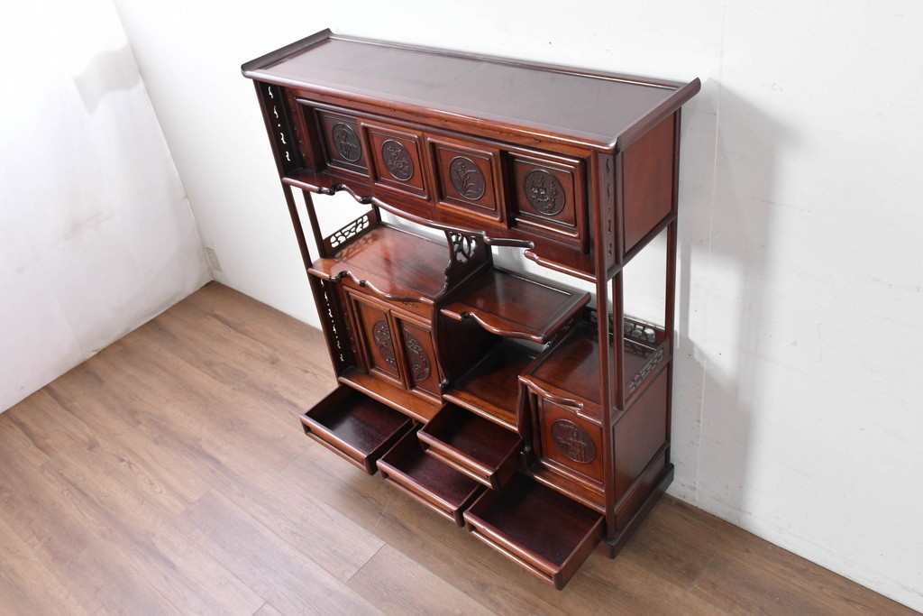 和製ヴィンテージ　花梨(カリン)材　透かし彫りと草花の彫刻が魅力の飾り棚　(R-086714)