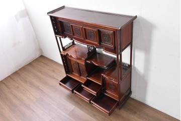 和製ヴィンテージ　花梨(カリン)材　透かし彫りと草花の彫刻が魅力の飾り棚　(R-086714)