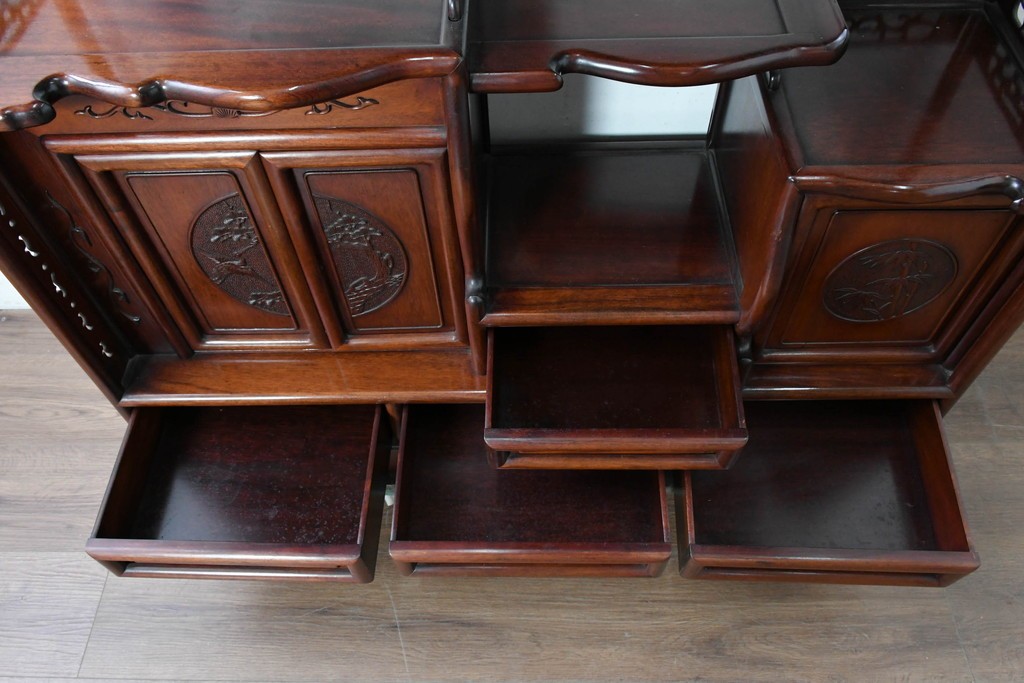 和製ヴィンテージ　花梨(カリン)材　透かし彫りと草花の彫刻が魅力の飾り棚　(R-086714)