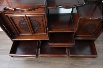 和製ヴィンテージ　花梨(カリン)材　透かし彫りと草花の彫刻が魅力の飾り棚　(R-086714)