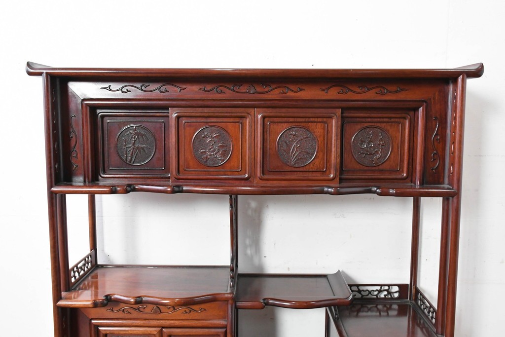 和製ヴィンテージ　花梨(カリン)材　透かし彫りと草花の彫刻が魅力の飾り棚　(R-086714)