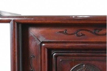 和製ヴィンテージ　花梨(カリン)材　透かし彫りと草花の彫刻が魅力の飾り棚　(R-086714)