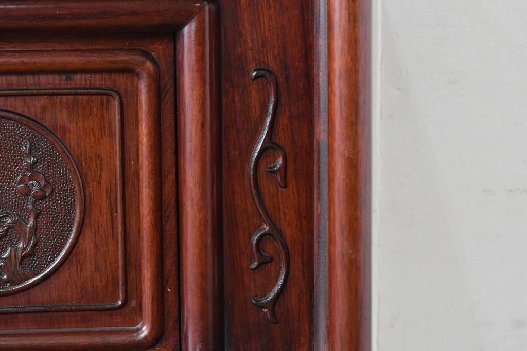 和製ヴィンテージ　花梨(カリン)材　透かし彫りと草花の彫刻が魅力の飾り棚　(R-086714)