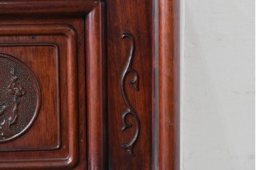 和製ヴィンテージ　花梨(カリン)材　透かし彫りと草花の彫刻が魅力の飾り棚　(R-086714)