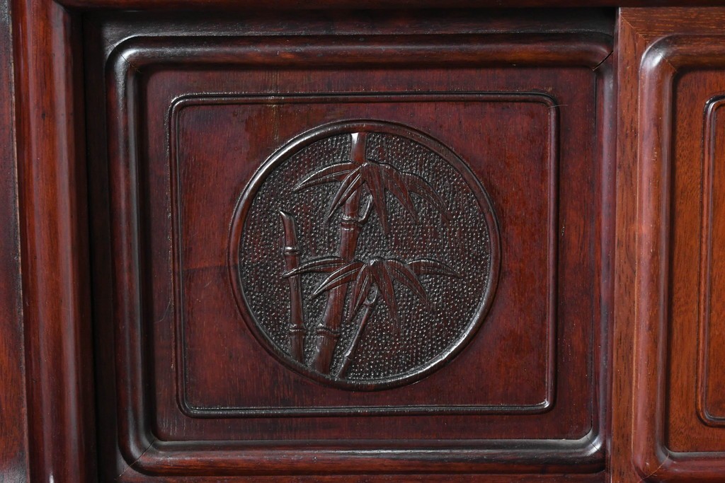 和製ヴィンテージ　花梨(カリン)材　透かし彫りと草花の彫刻が魅力の飾り棚　(R-086714)