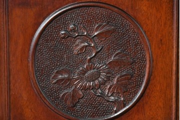 和製ヴィンテージ　花梨(カリン)材　透かし彫りと草花の彫刻が魅力の飾り棚　(R-086714)