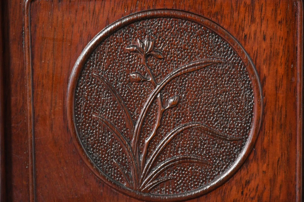 和製ヴィンテージ　花梨(カリン)材　透かし彫りと草花の彫刻が魅力の飾り棚　(R-086714)