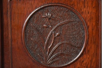 和製ヴィンテージ　花梨(カリン)材　透かし彫りと草花の彫刻が魅力の飾り棚　(R-086714)