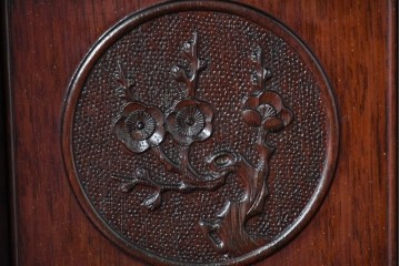 和製ヴィンテージ　花梨(カリン)材　透かし彫りと草花の彫刻が魅力の飾り棚　(R-086714)