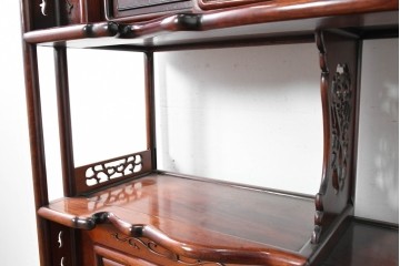 和製ヴィンテージ　花梨(カリン)材　透かし彫りと草花の彫刻が魅力の飾り棚　(R-086714)