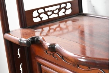 和製ヴィンテージ　花梨(カリン)材　透かし彫りと草花の彫刻が魅力の飾り棚　(R-086714)