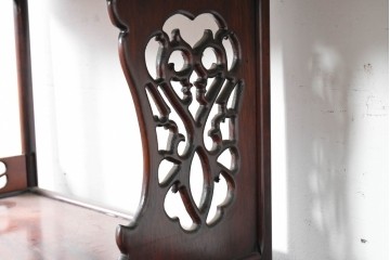 和製ヴィンテージ　花梨(カリン)材　透かし彫りと草花の彫刻が魅力の飾り棚　(R-086714)