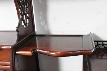 和製ヴィンテージ　花梨(カリン)材　透かし彫りと草花の彫刻が魅力の飾り棚　(R-086714)