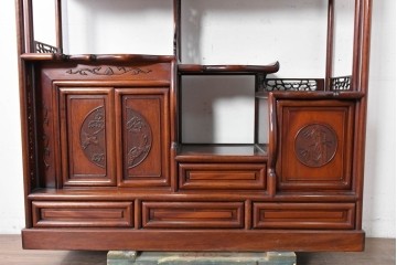 和製ヴィンテージ　花梨(カリン)材　透かし彫りと草花の彫刻が魅力の飾り棚　(R-086714)