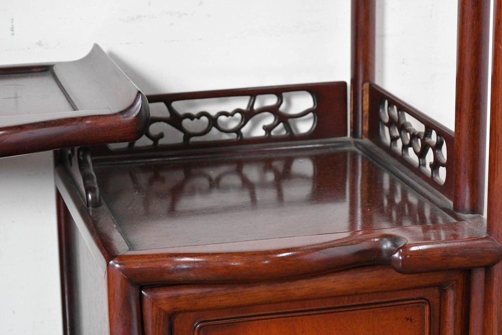 和製ヴィンテージ　花梨(カリン)材　透かし彫りと草花の彫刻が魅力の飾り棚　(R-086714)