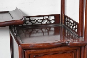 和製ヴィンテージ　花梨(カリン)材　透かし彫りと草花の彫刻が魅力の飾り棚　(R-086714)