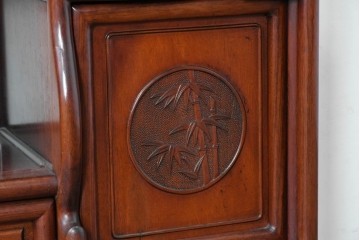 和製ヴィンテージ　花梨(カリン)材　透かし彫りと草花の彫刻が魅力の飾り棚　(R-086714)